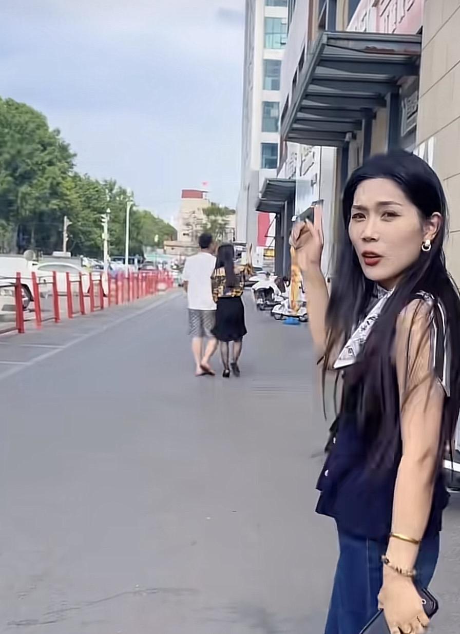 婷婷做人太没底线了，不知道跟小杨是混性满足吗？还是混混存在感还是混钱呢？说混钱呢