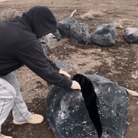 一块巨大的黑曜石劈成两半

黑曜石是一种天然的火山玻璃，由火山岩浆迅速冷却而形成