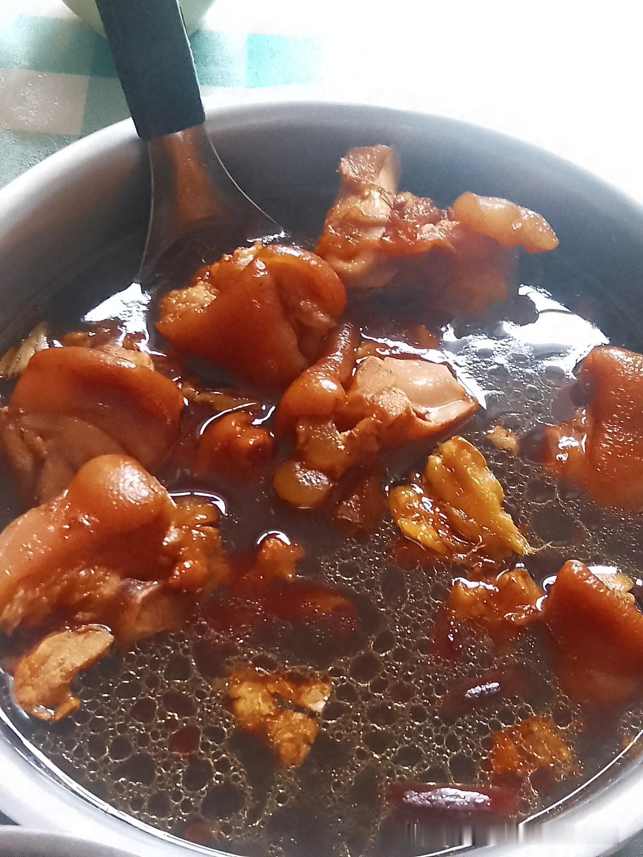 今天晚餐做个红烧猪蹄、凉拌个黄瓜、再来个腊肉炒鸡蛋！红烧酱卤猪蹄 炖焖猪蹄 红烧