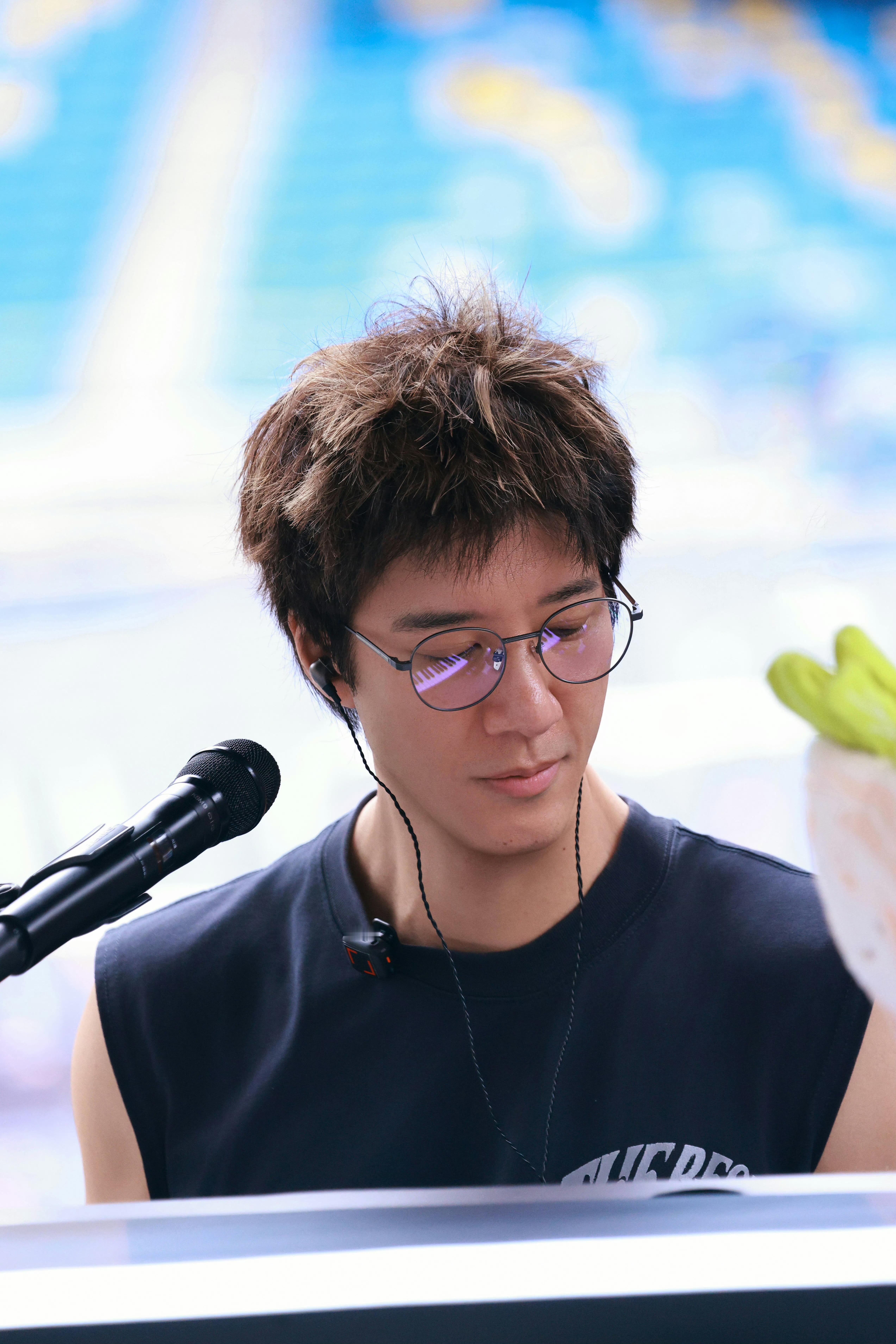 二哥西安场彩排 眼镜一戴好像音乐学院的男大学生喔！ 