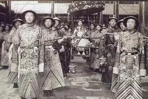 1896年，慈禧的近侍寇连材，被押到菜市口行刑。只见他整好衣冠，坦然朝皇宫拜了9