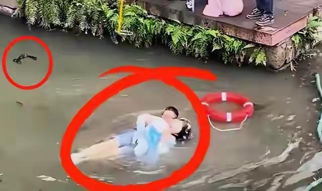救人反遭嚼舌根，好心咋就成了“错”？
 
傍晚的河边，老张听见扑通声就往水里冲，