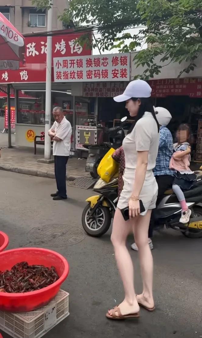 中午去超市买面条，卖虾的老板一直问我要不要虾，优惠处理给我，我现在还能吃肉吗？已