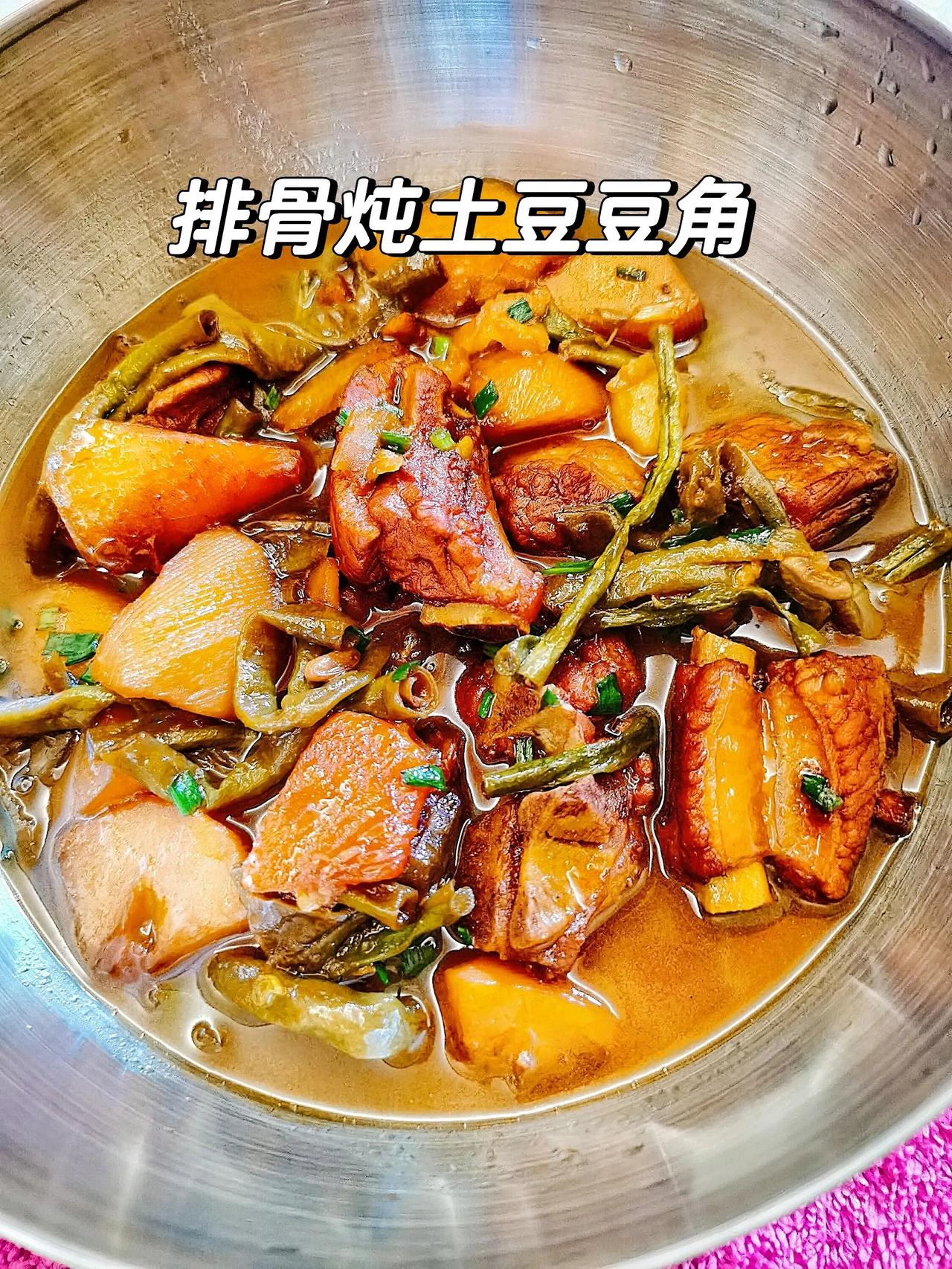 味香下饭～家庭餐桌上排骨炖土豆豆角少不了

食材：排骨 土豆 缸豆 油 大蒜 大