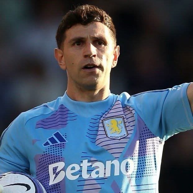 阿士東維拉守門員馬天尼斯因為涉嫌擔任阿根廷博彩網站大使18個月，觸犯英格蘭足總-