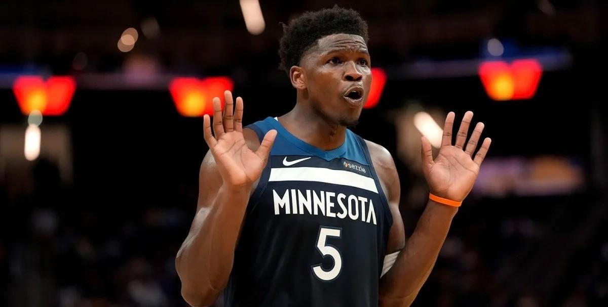 刚看到的消息让人心头一紧：森林狼冲关键期，爱德华兹右膝受伤确诊炎症，官宣休战 1