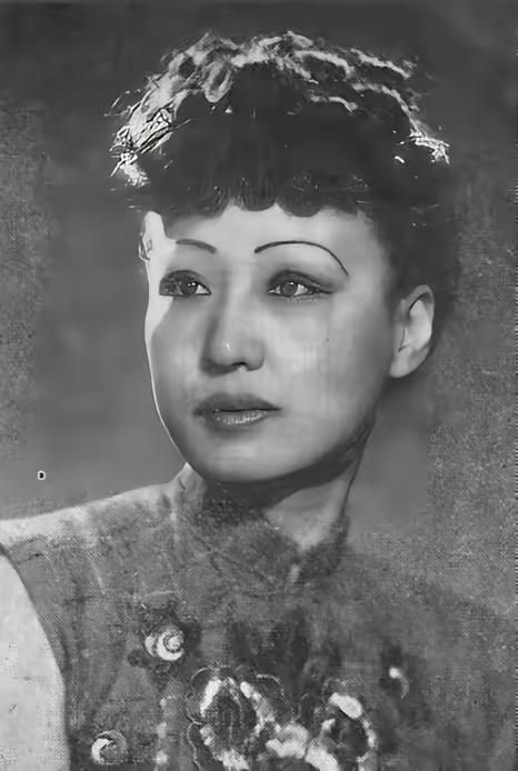 1937年上海沦陷后，这位红遍上海滩的舞后顶着“汉奸”骂名周旋于日军高层，用特殊