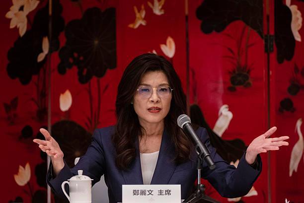 郑丽文刚从北京带回十个实打实的“大红包”，民进党却还在夏威夷的“侏罗纪公园”里跟