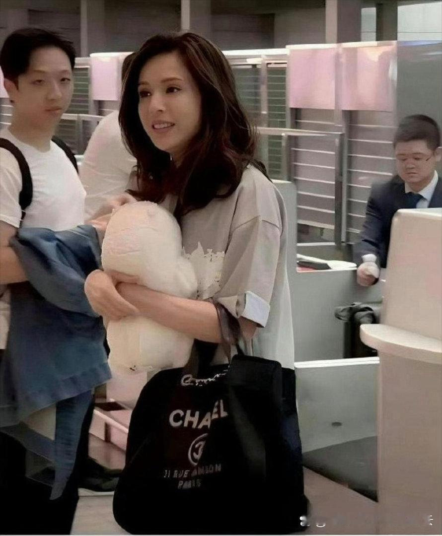 李若彤体态丰盈之后颜值更出众，温婉韵味尽显，完全看不出年岁将近六十，状态紧致耐看