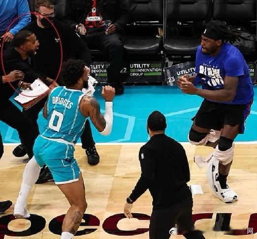 这个图越看越想笑…请看图说话..图中两位球员在做什么或者准备做什么