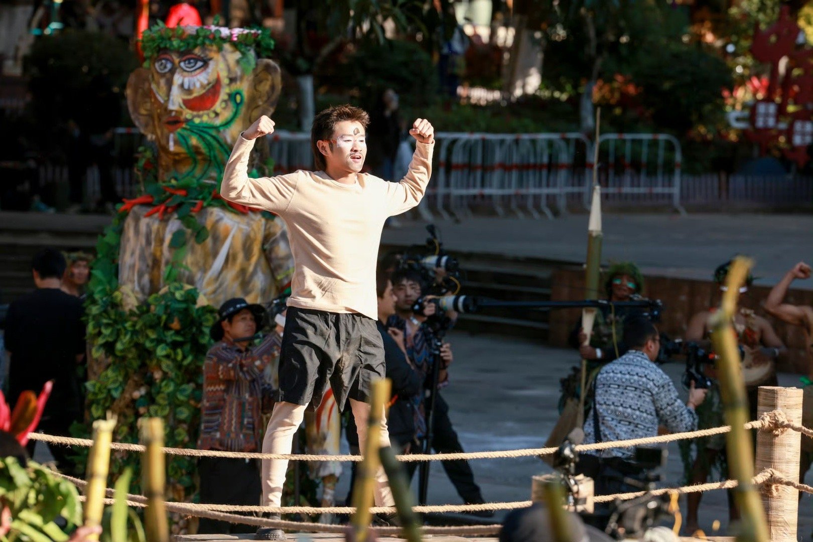 王影璐公主抱王勉 公主抱名场面，画面喜感十足，看点直接拉满~ 