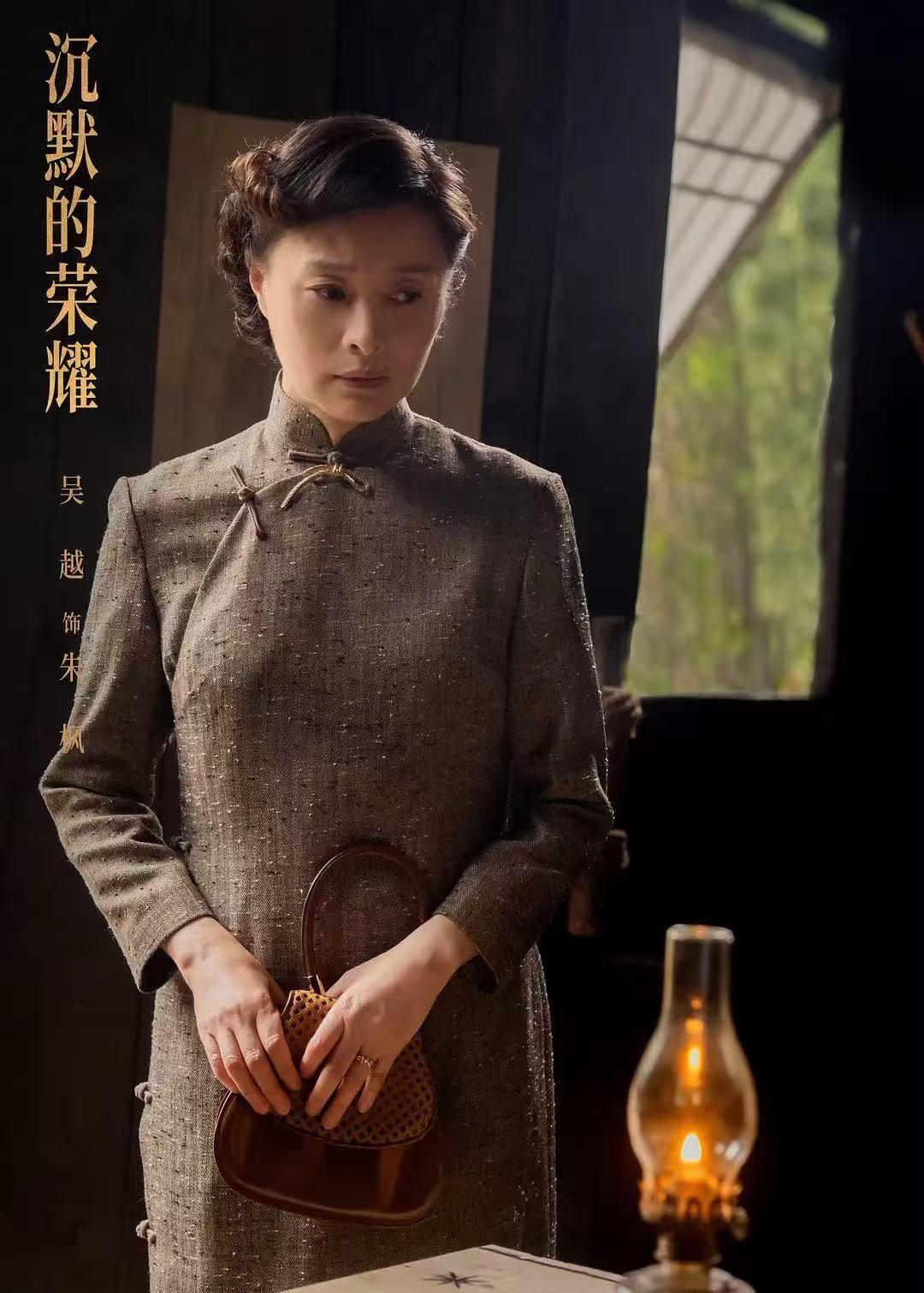 总感觉吴越不太对劲，

她都53岁了，

不婚不育，上一段公开的恋情还是和陈建斌