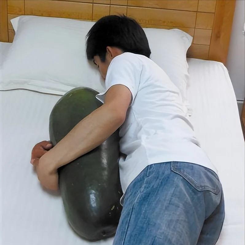 你要不要试试看？

说真的，第一次听见有人抱着冬瓜睡觉，我估计你跟我一样，心里就