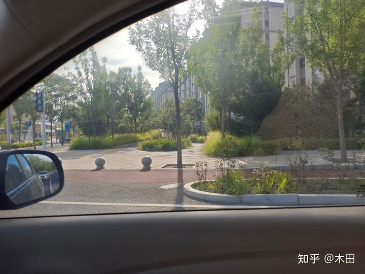 现代化城市
 返校的路上，有一片新建的城区，通过窗户向外看，这一片已经建的差不多