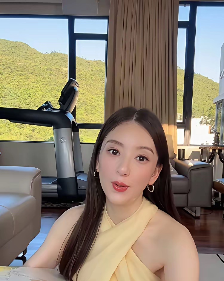 香港亿万富翁郭富城和老婆方媛住的香港豪宅非常大，豪宅的玻璃窗边还放了一台跑步机，