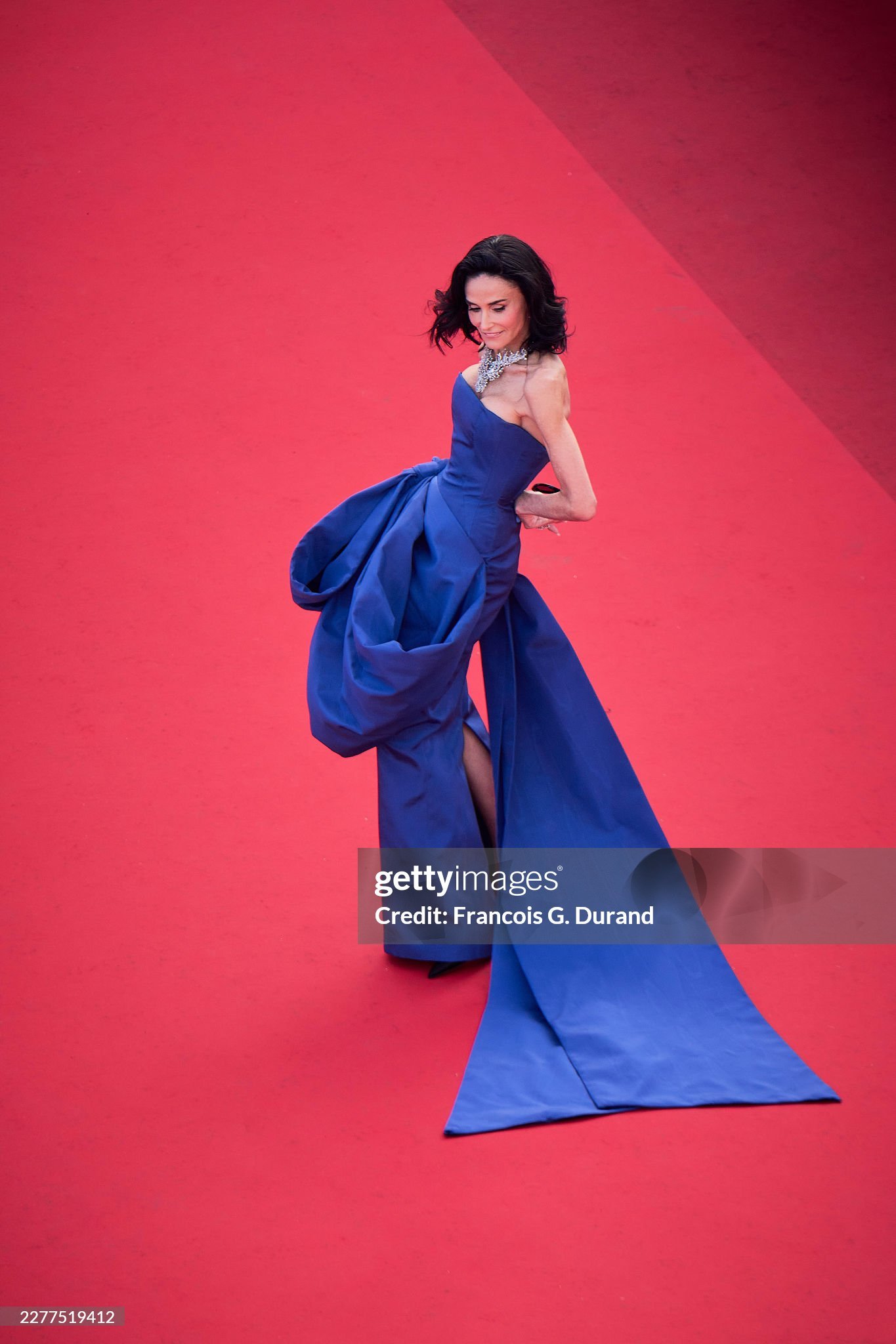 Demi Moore ｜ 戛纳电影节红毯 红毯上的一抹视觉亮色 ！💙   De