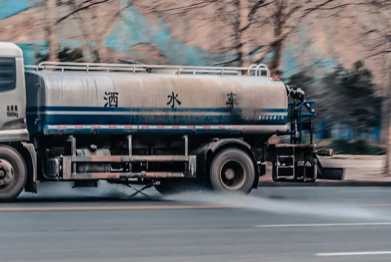 “遇到交警不洒 ，遇到行人正常洒"1月7日，浙江温州一洒水车引发质疑 ，多位网友