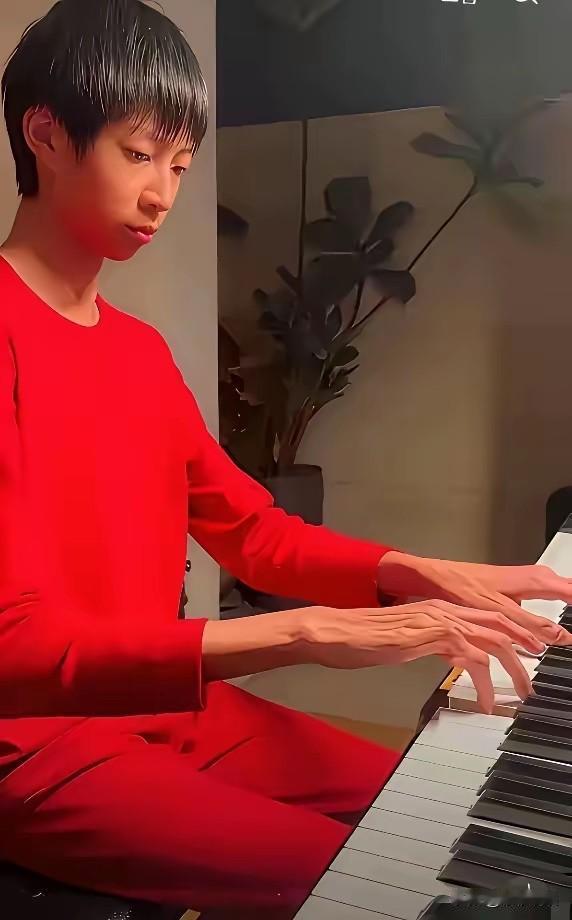 据说这是姚晨13岁的儿子，小名叫“小土豆”。

看他弹钢琴的手指修长得有些怪异，