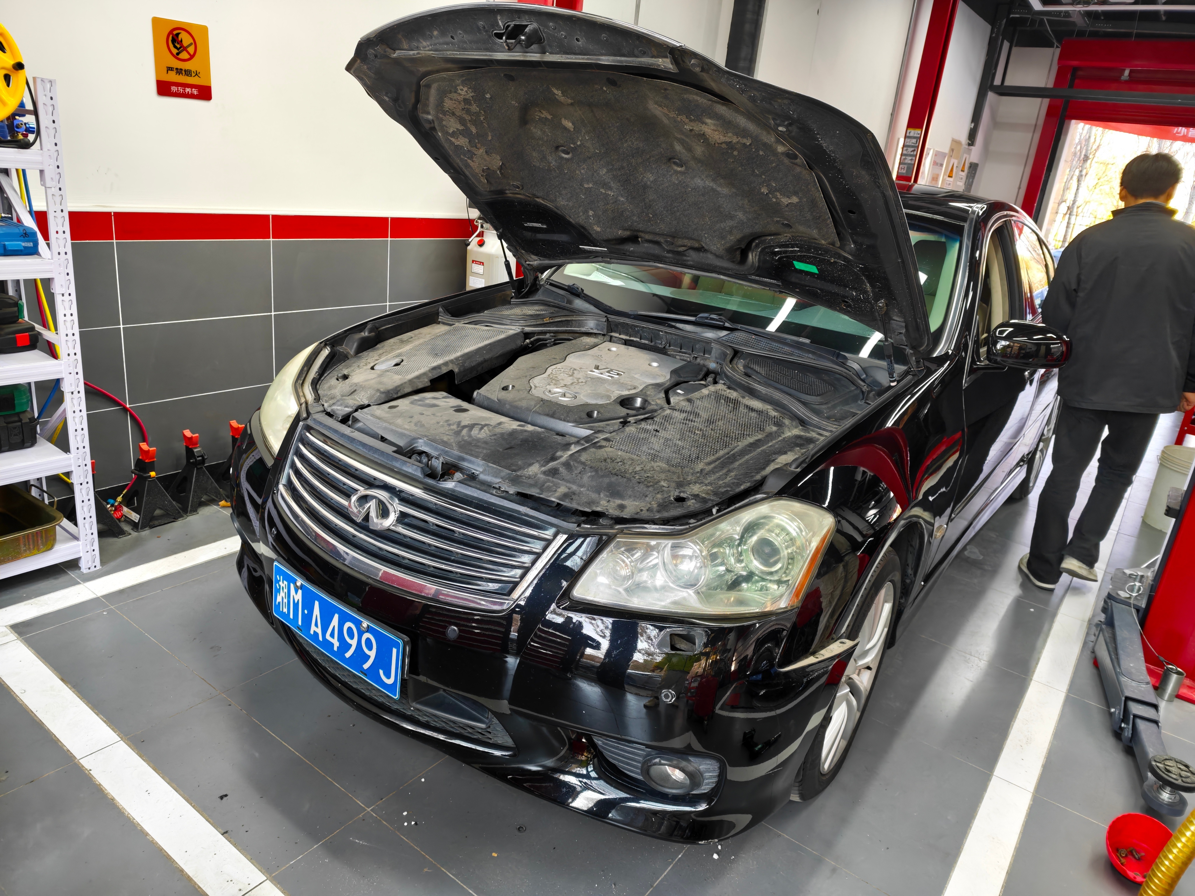 英菲尼迪M35也卖掉了，昨晚上深夜，我刚审片结束，定金就付过来了。大哥买过去给家