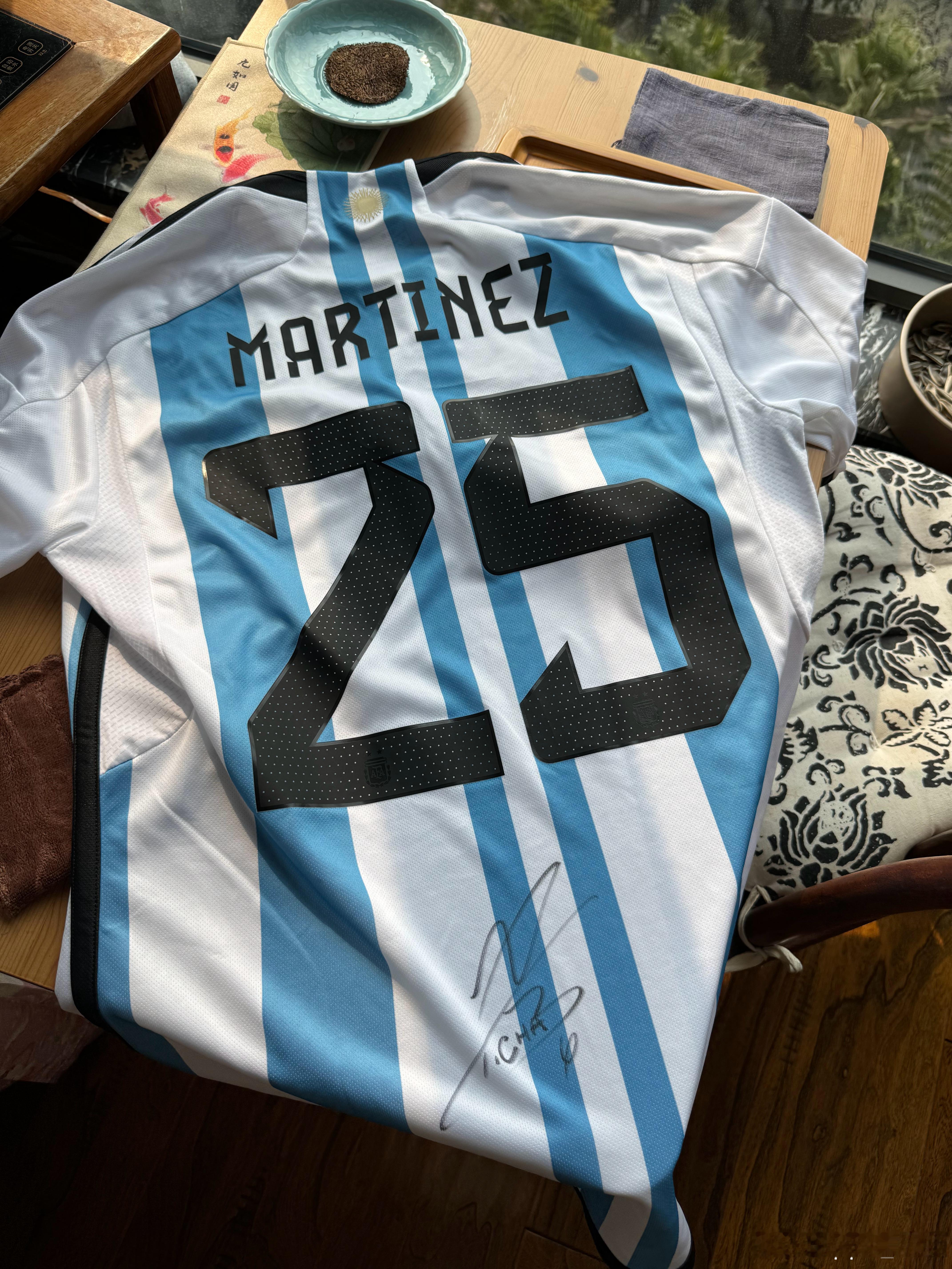 今天太阳好 晒一晒球衣。 