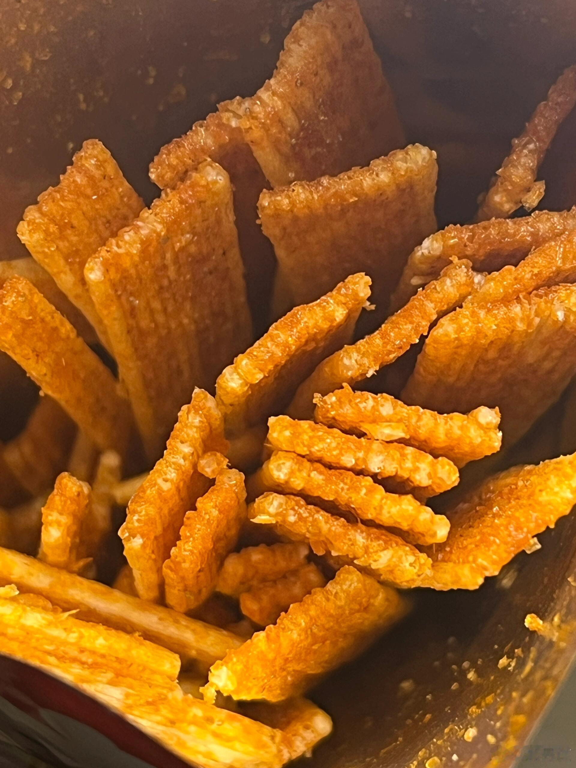 辣条，童年的味道辣条，一种看似简单的小零食，却承载着无数人童年的回忆。对许多人来