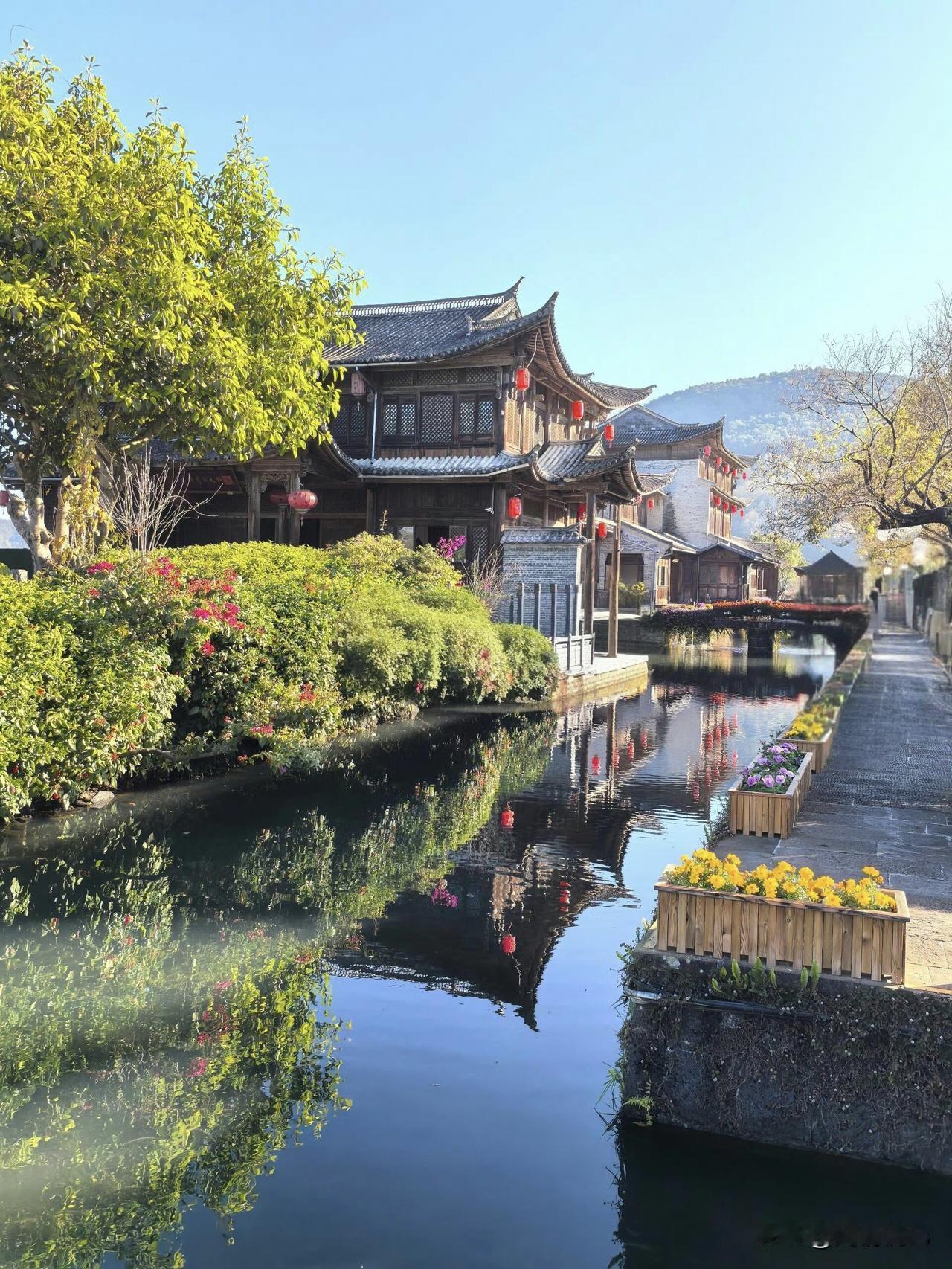 这个春天来得有些迟疑，就像我对旅行的想象——在攻略的表格与景点的名单间徘徊良久。