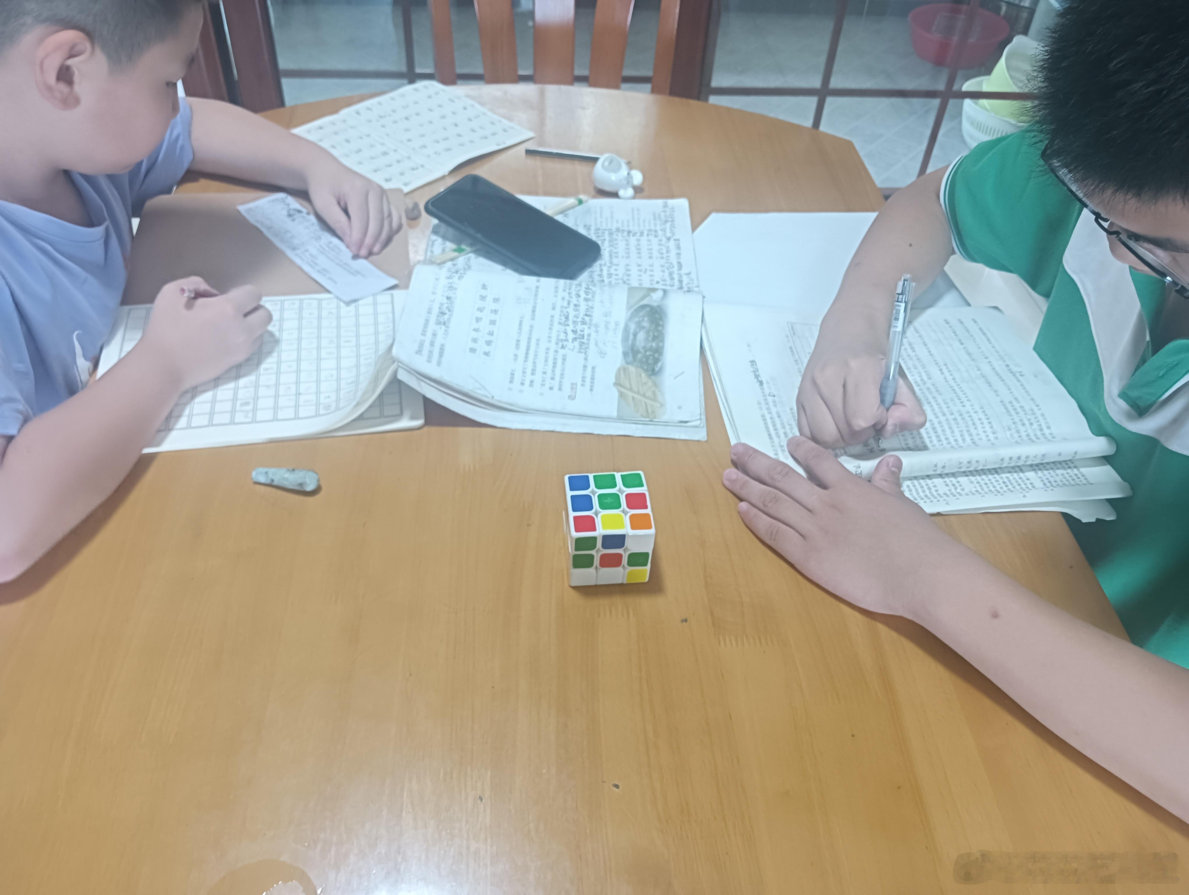 今天早上天气很不好，小宝硬是要跟我去买早餐和菜，结果全部买完就下很大的雨！幸好带