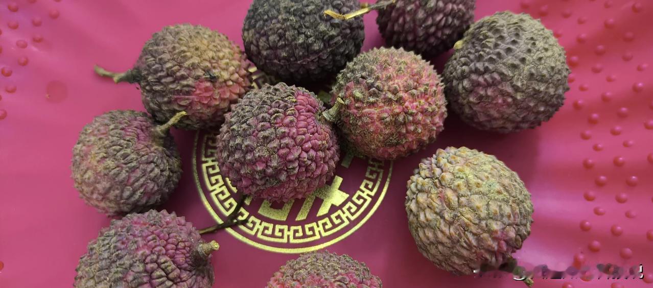 不出我所料，今年荔枝丰收了，南方的朋友为表达心意，邮寄了一箱，这荔枝看着不大，但