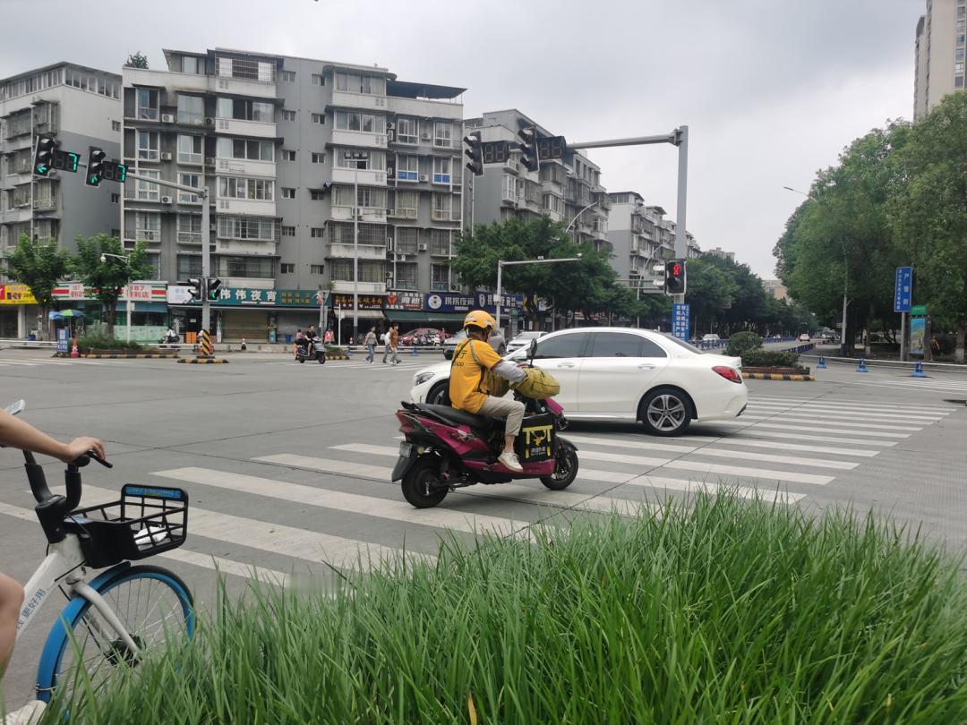 路上的外卖小哥拼命闯红灯，真让人捏把汗。我觉得主要是平台规则逼的。外卖平台按准时