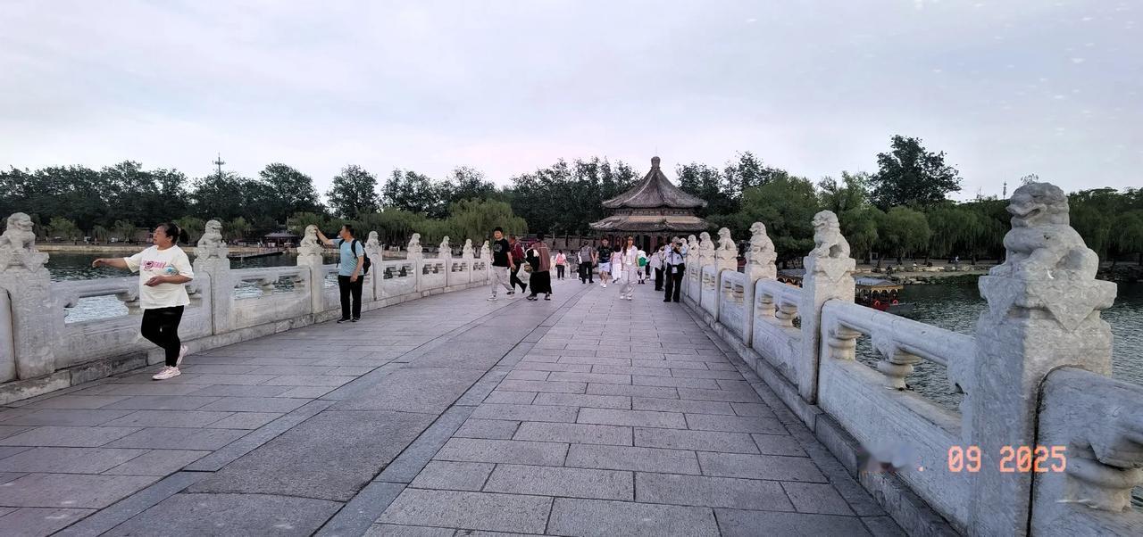 桥上人影摇，湖畔景如画。