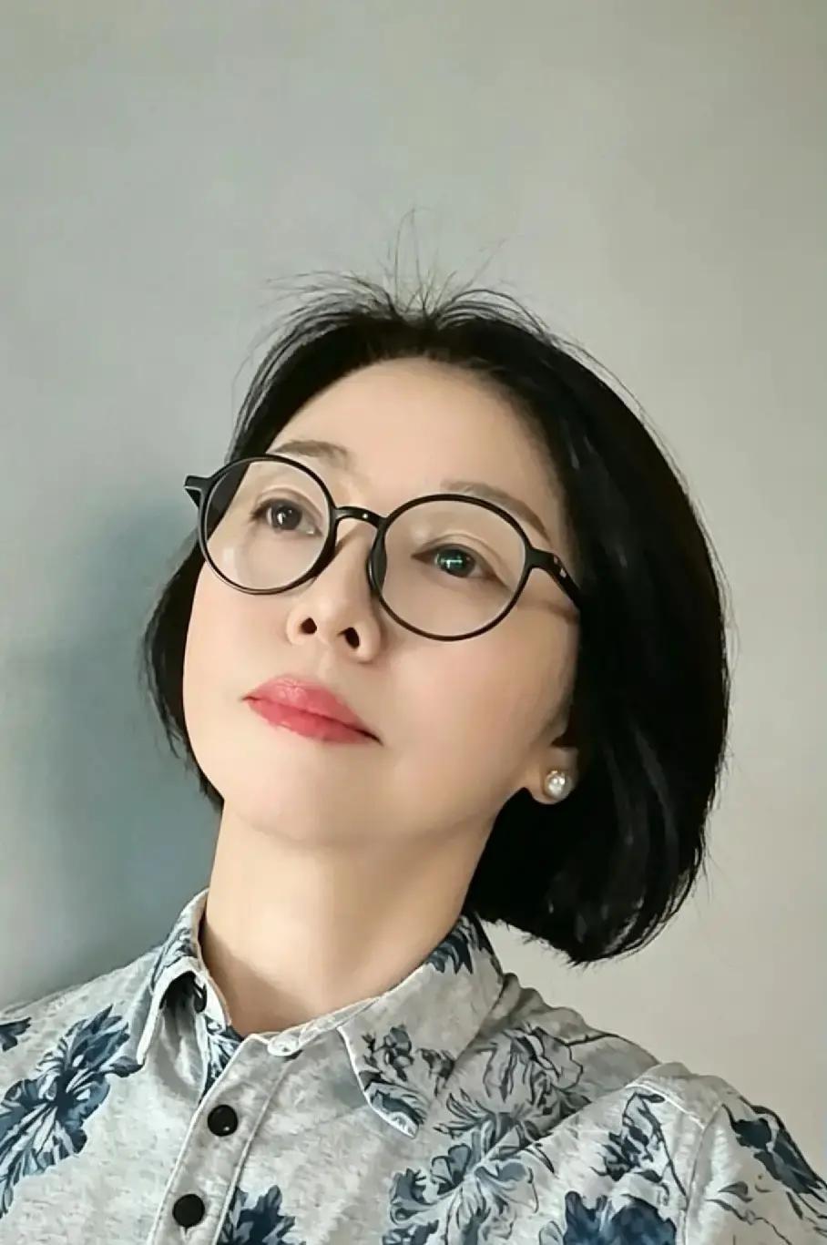 今天刷到一段鸡汤，说要做淡淡的人。
我盯着屏幕愣了十秒，脑子里蹦出我妈那句别太上