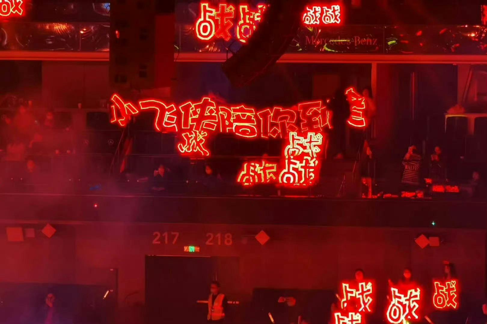 无需刻意造势，仅凭一身舞台气场便能惊艳全场，歌声穿透场馆，举手投足间的松弛与专业