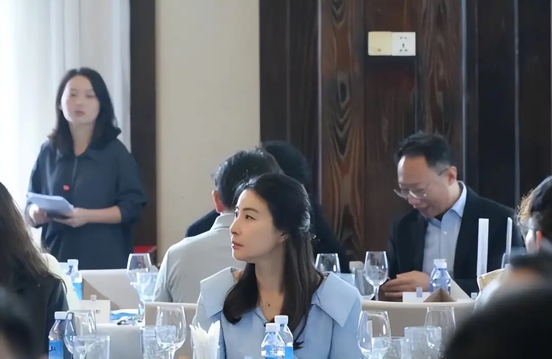 郭晶晶担任广州南沙文化会副会长，穿西装戴眼镜，优雅又知性！ 