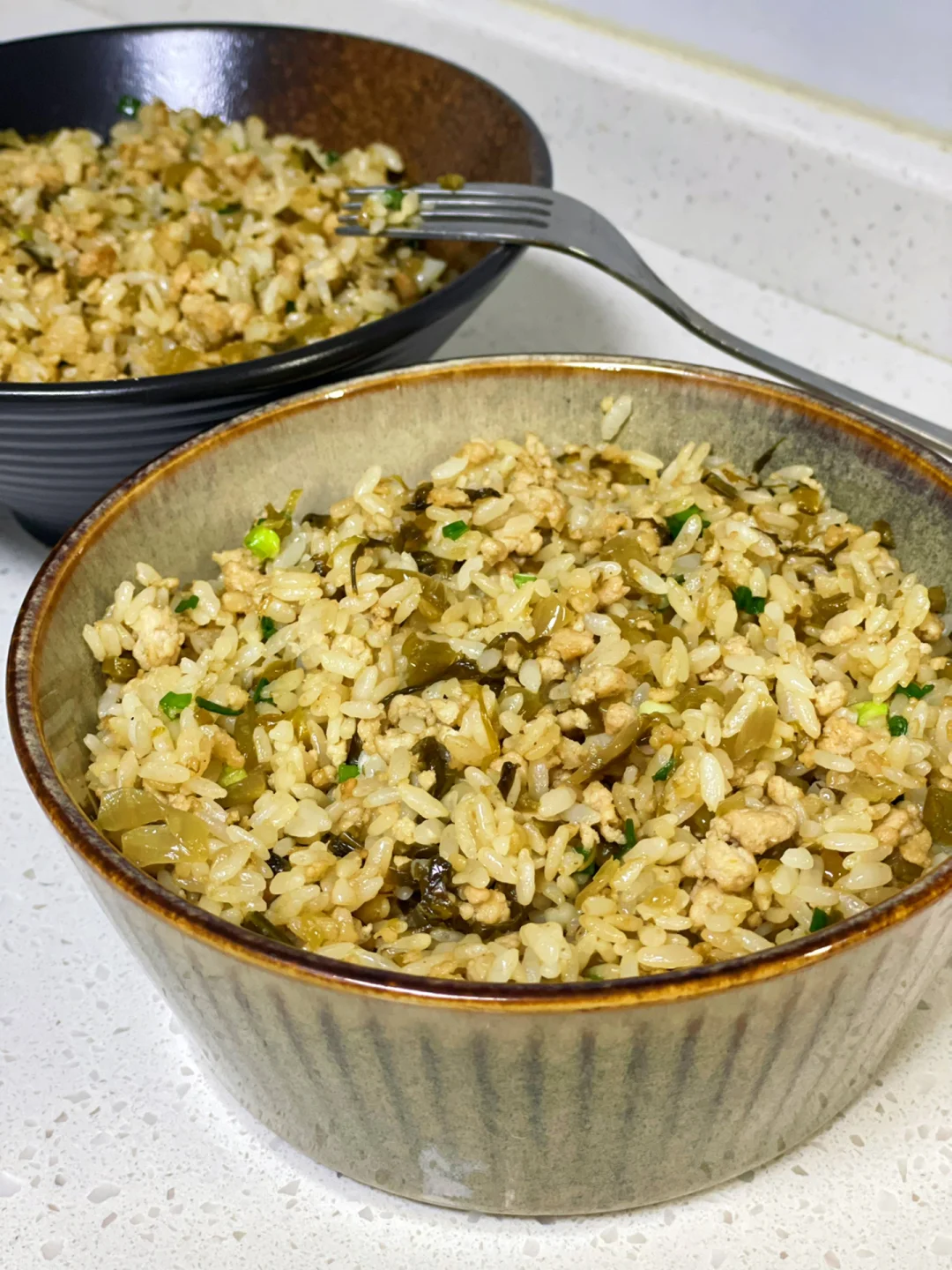 酸菜肉末炒饭也太香了，一出锅就吃光了🤤