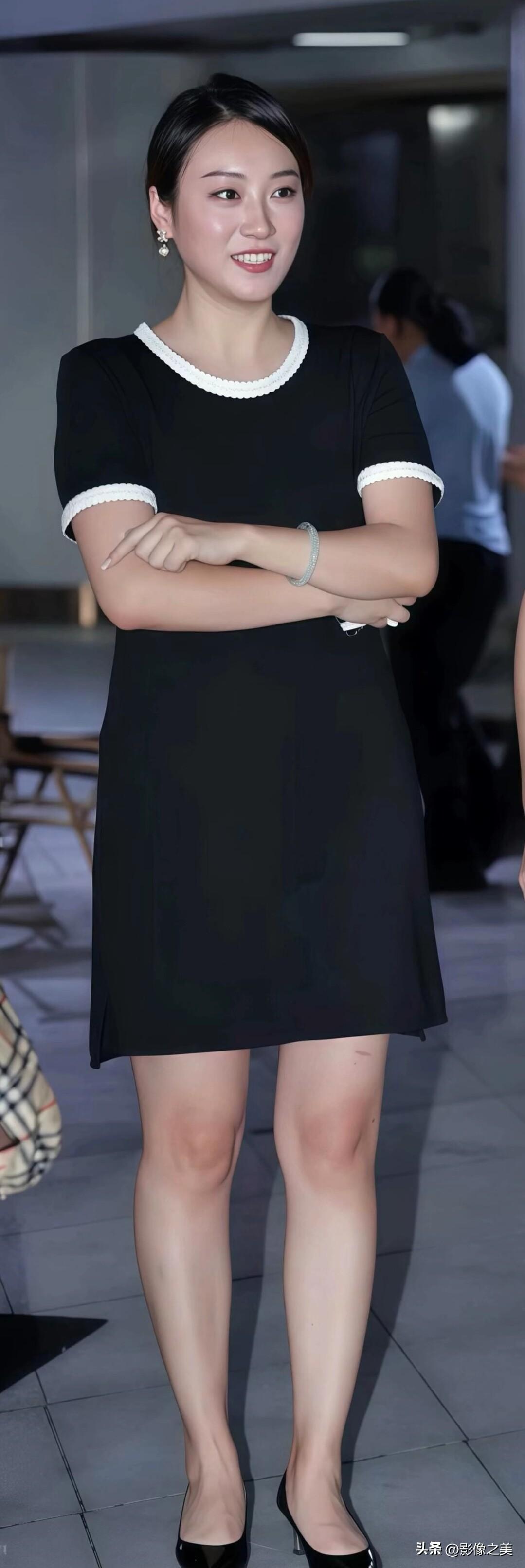 黑白配色的小香风连衣裙，搭配精致耳饰和细高跟，简约又不失优雅，轻松拿捏职场与活动