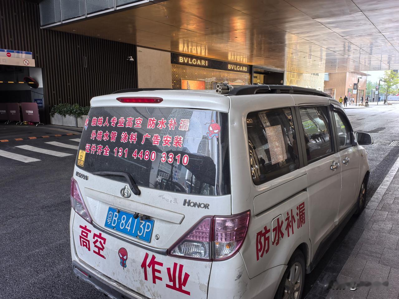 深圳湾万象城整个气氛很诡异[石化] 专门搭设了区域给受害人家属朋友献花[谢谢]正