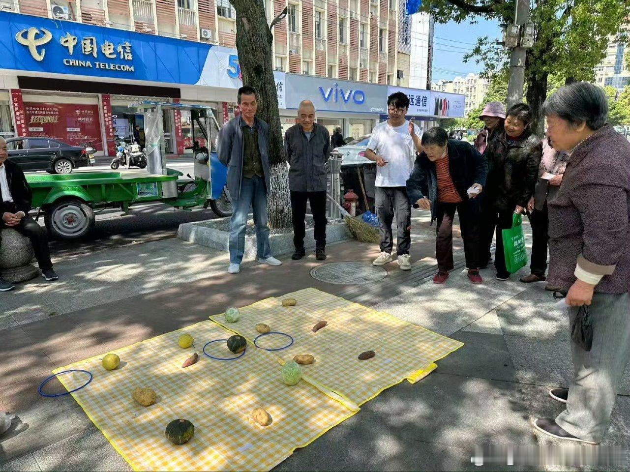 台州便民服务日将关怀送到长者家门口 近日，台州三门。海游街道石羊社区成功举办“乐