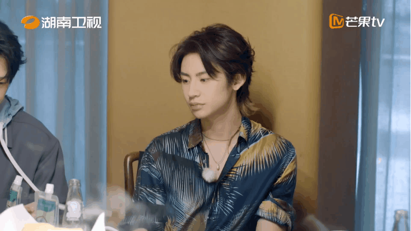 #小鬼喝凉茶苦出表情包# 看出来凉茶是真的很苦了[笑cry]小鬼初次品尝凉茶直接