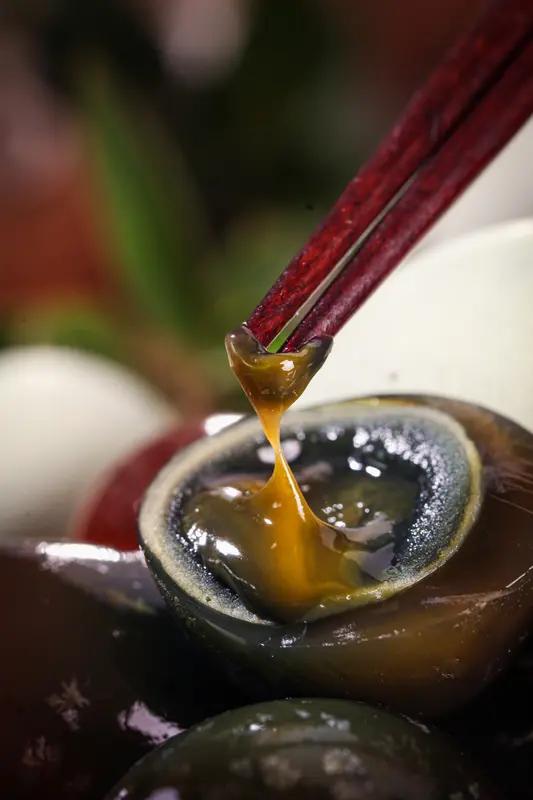 一直以来，不少人都像惊弓之鸟一样，质疑皮蛋“铅超标”。其实呢，“皮蛋含铅高”这说