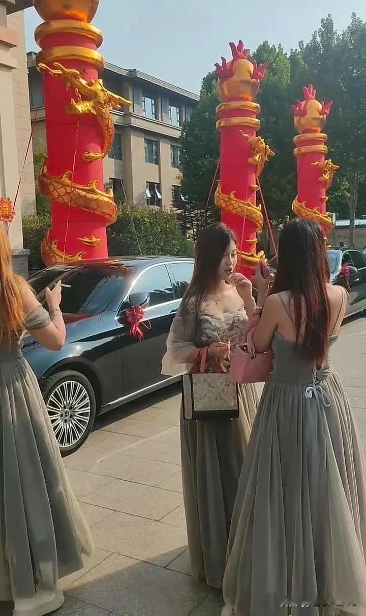 现在的女孩子比男孩子吸烟还厉害，全是女中豪杰！ ​