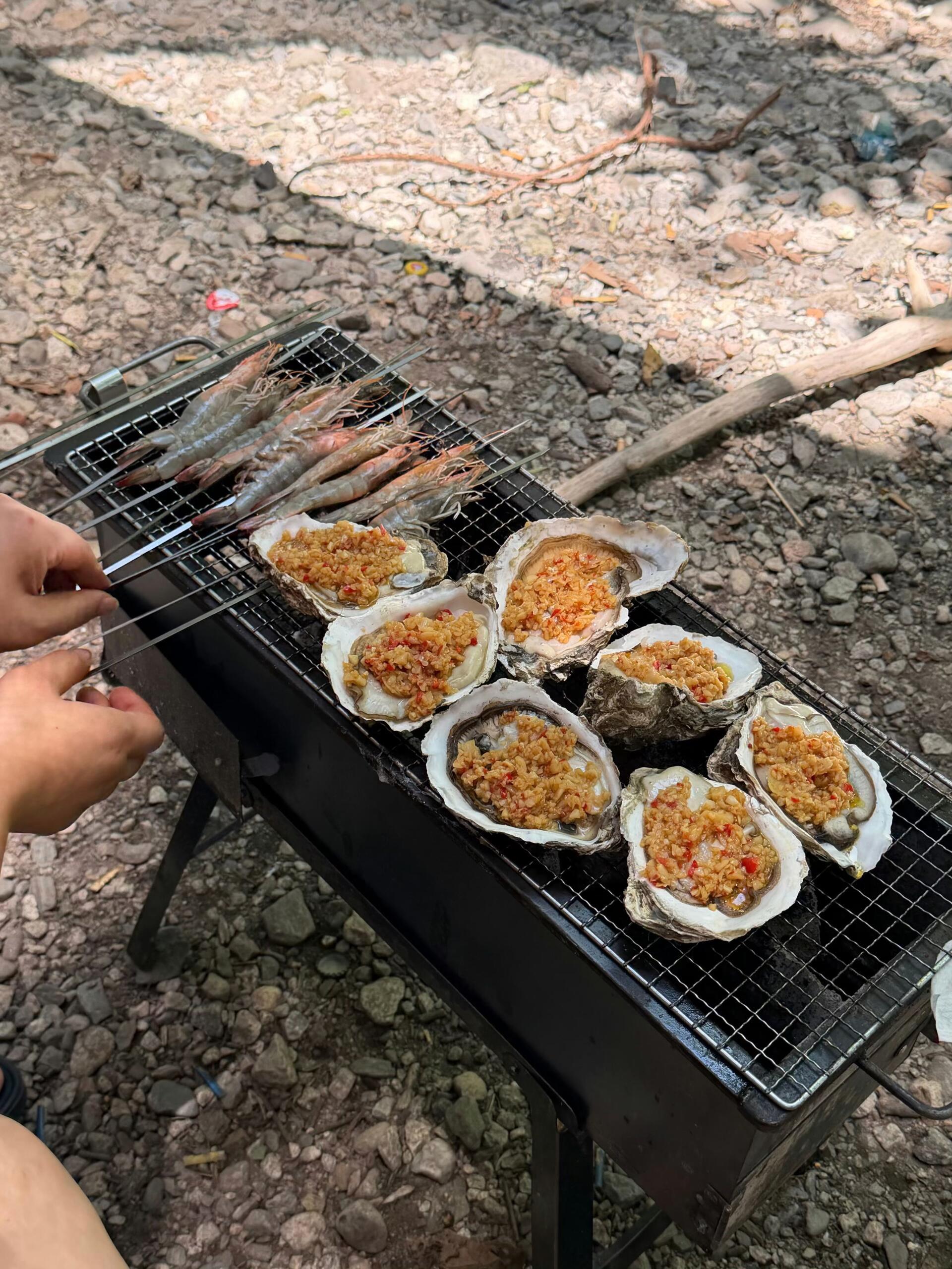 ￼把夏天泡进山野溪流里,山泉冰镇水果￼,溪边炭火烧烤。 