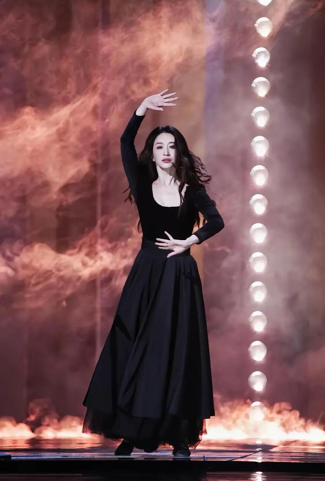 李小冉天生就是吃演员这碗饭的，自身条件好，尤其是皮肤白亮，合影时永远是目光的宠儿