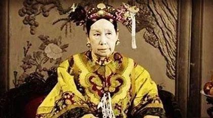 野史：这一天，李莲英擎着一双细长白嫩的手，正给慈禧做按摩。手到之处，慈禧禁不住发
