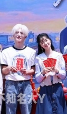 拍合影自然靠向熟悉的一方，我会一直等这俩演情侣 