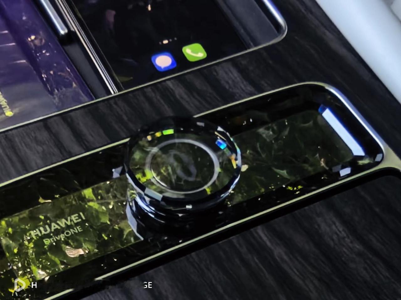 阔直板镜头里的问界M9。HUAWEI Pura X View｜XMAGE全球首款