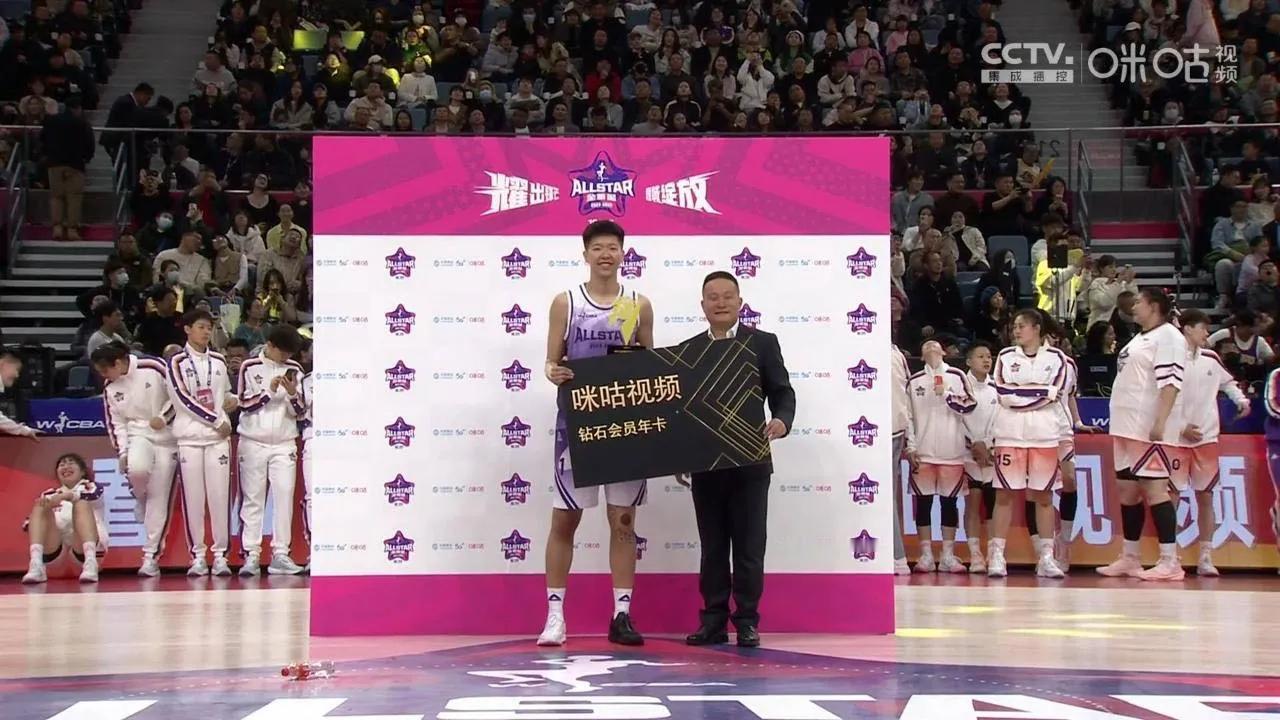 女篮穷的叮当响！在WCBA全明星比赛中，广东女篮黄思静拿下三分球大赛冠军，奖品竟