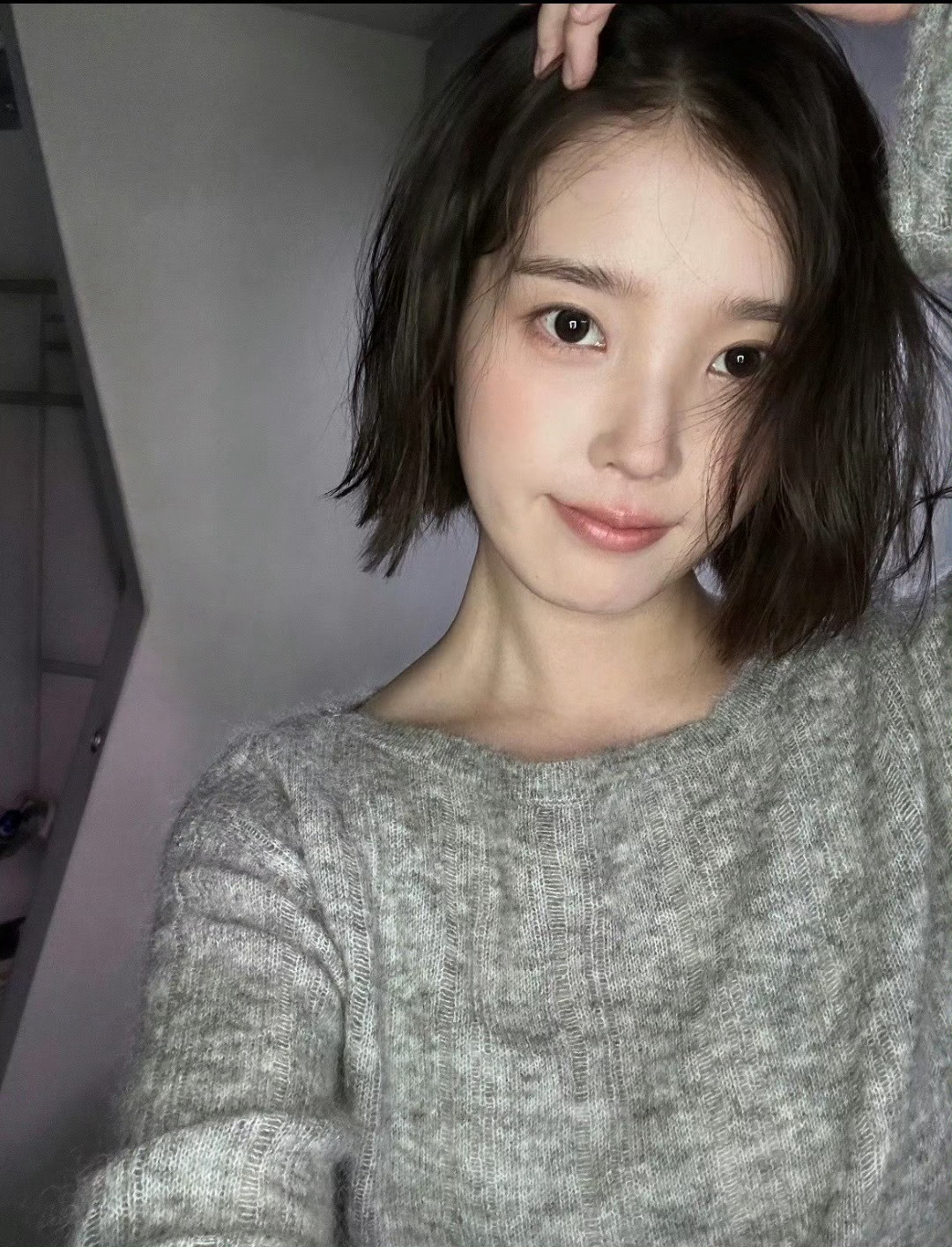IU回应去上海的诡异穿搭即使都说不让出去，为了打卡中爱娜的大屏依旧会出去[苦涩]