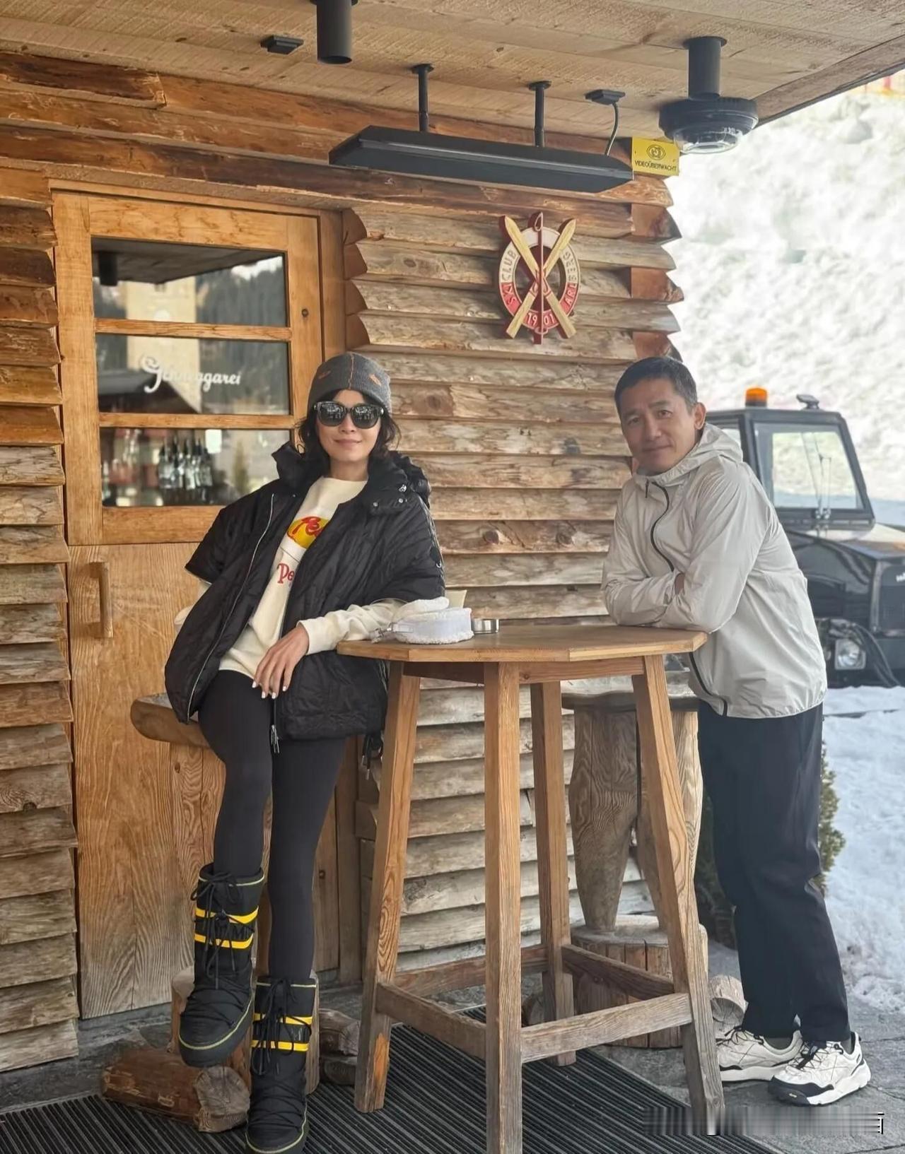 他们是最会享受生活的一对明星夫妻，别的中老年人老了之后在家带孙子、孙女，一天卖菜