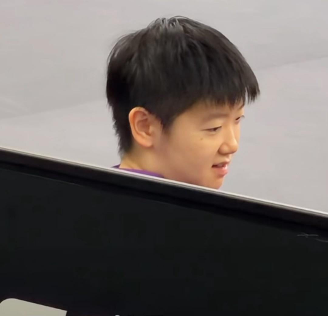 颖莎这几下眼镜眨的哟 无限心动中💓
闪动如蝴蝶在双颊 
cr take it 