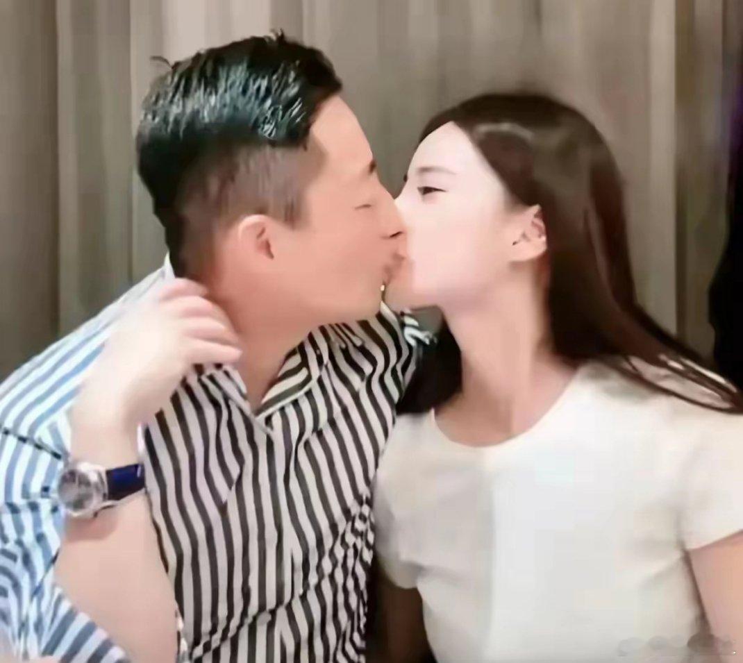 马筱梅icon沉默了，明显的不高兴，她辛辛苦苦直播带货，夸句好吃，汪小菲icon